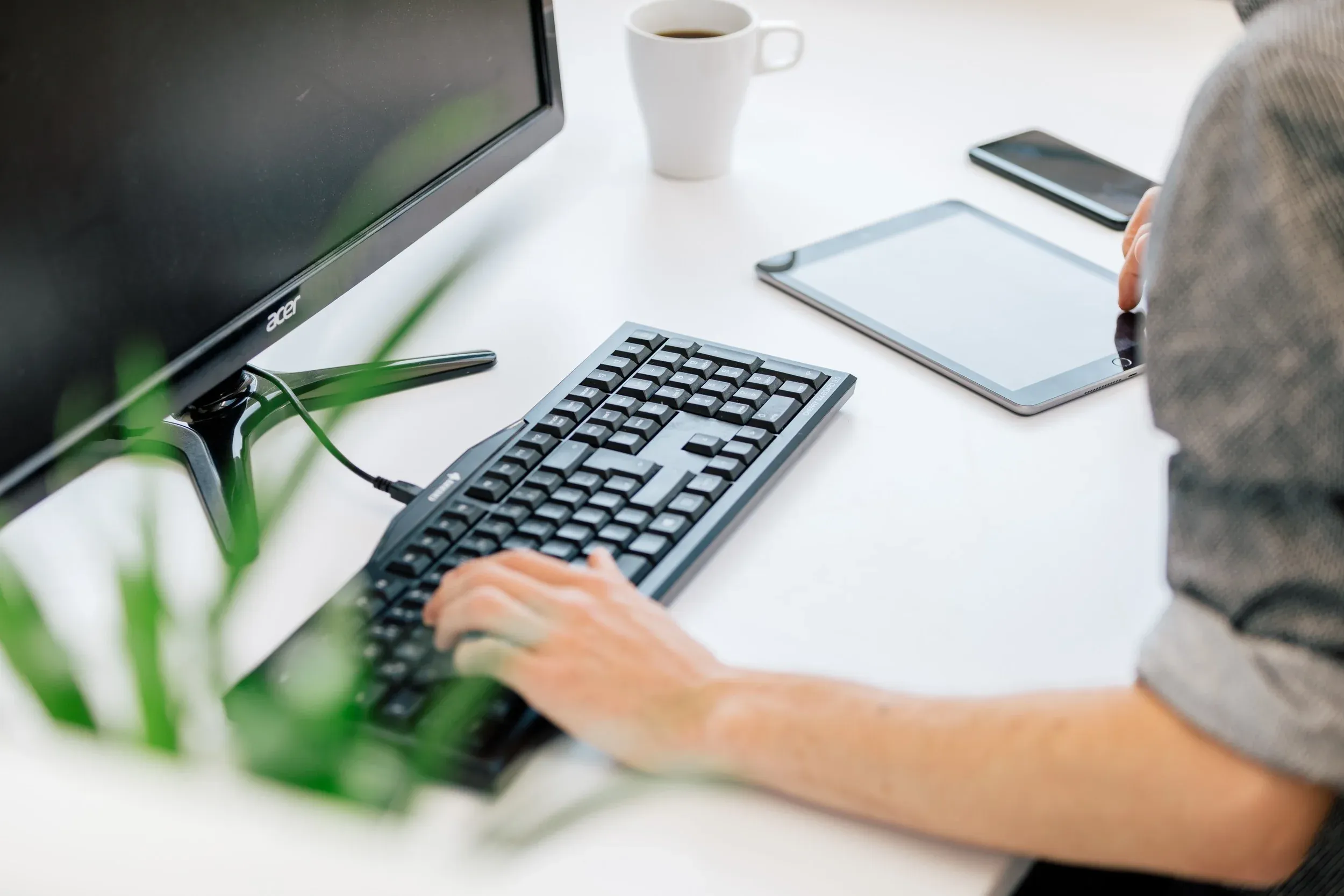 Schatten-IT durch KI: Was Geschäftsführer 2026 jetzt regeln müssen